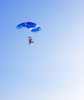 blau, busseig, extrem, caient, volar, flyer, dom, saltar, homes, paracaigudes, paracaigudisme, paracaigudista, persona, cel, esport, Esports extrems, parapent, aventura, volant, vista d’angle baix, cel clar, persones reals, joia, a l'aire, activitat d'oci, còpia espai, alegria, persona irreconeixible, estils de vida, dia, una persona, llibertat, a l'aire lliure, parasailing, 2K, CC0, domini públic, lliure de regalies