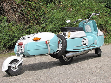 vecchi tempi, rullo, cezeta 502, rimorchi, veicolo, classico, scooter, vecchio, culto, veicolo a due ruote, guidare, mezzi di trasporto, modo di trasporto, giorno, luce del sole, pianta, natura, albero, nessuno, veicolo terrestre, terra, auto, stazionario, all'aperto, colore verde, ombra, campo, veicolo a motore, crescita, 2K, CC0, dominio pubblico, privo di copyright