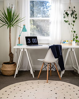 Blau, Textil-, Stuhl, Innere, Schreibtisch, Tabelle, Computer, Laptop, Uhr, Zeit, Pflanze, Fenster, Teppich, Sweatshirt, Anzeige, Platz, Zuhause, Büro, Wohnraum, drinnen, modern, Dekoration, Möbel, Design, Wohnung, Dekor, keine Leute, Wohngebäude, Wandbau - Funktion, Kreativität, Stil, Eleganz, Holz - Material, elektrische Lampe, Lebensstile, Buch, Bodenbelag, gemütlich, Studio, die Architektur, Weiß, 4K, CC0, gemeinfrei, lizenzfrei