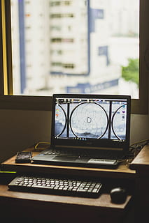 gedreht, Laptop, Schreibtisch, Handy, Computer Tastatur, Verbindung, Daten, Traumfänger, Elektronik, Ausrüstung, Möbel, drinnen, Internet, Tastatur, modern, Monitor, Maus, Zimmer, Bildschirm, Technologie, Telefon, kabellos, Arbeitstisch, Tabelle, Fenster, keine Leute, die Architektur, transparent, Tag, Glas - Material, Kommunikation, Nahansicht, Fokus auf den Vordergrund, Computer, gebaute Struktur, Stillleben, Gebäude, Computerausrüstung, 5K