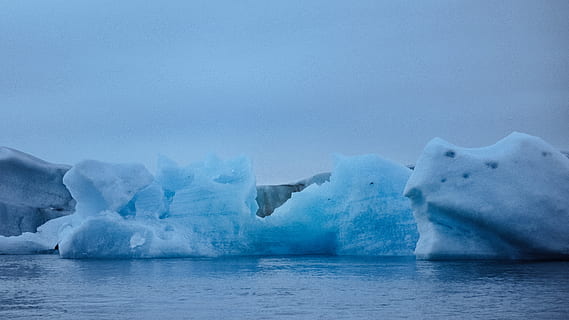 Islandia, gel, temperatura de fred, aigua, congelat, hivern, glacera, medi ambient, escenics - natura, escena tranquil·la, mar, paisatge, cel, tranquil·litat, bellesa a la natura, neu, blau, naturalesa, dia, cap gent, flotant a l'aigua, a l'aire lliure, iceberg, fusió, aigua congelada, llacuna, 5K, CC0, domini públic, lliure de regalies
