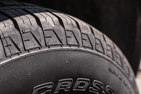 doprava, vzor, textura, kolo, Nový, detail, pryž, auto, zralý, automobilového průmyslu, Černá, bezpečnostní, vozidlo, okres, Pozadí, zarovnání, řízení, silnice, Rukojeť, makro, mil, kov, luxus, křivka, hliník, slitina, abstraktní, Modelka, design, matice, elegantní, disk, řádek, stříbrný, letní, styl, suv, technologie, bílý, ocel, sport, výkon, část, okraj, lesk, zimní, lesklý, moderní, profil, zásobník, stabilita, podnikání, pruhy, cestovat, selektivní zaměření, role, hromada, zacházení, horizontální, mnoho, nikdo, řídit, drážky, povrch, výměna, nahrazení, stopa, trakce, šlapat, soubor, Tak určitě, objekt, průmysl, zarovnat, závod, opravit, nepoužitý, auto pneumatiky, text, západní skript, zaměřit se na popředí, sdělení, pneumatika, uvnitř, velké písmeno, stálý život, číslo, jeden objekt, den, abeceda, jediné slovo, přeprava, 5K