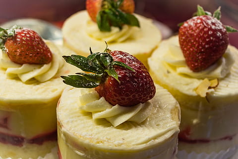 Nahaufnahmen, Erdbeer-Shortcakes, Backen, Beeren, verwischen, Kuchen, Nahansicht, Sahne, cremig, Milchprodukt, köstlich, Fokus, Lebensmittel, Obst, Genuss, Gebäck, Erdbeeren, Zucker, Süßigkeiten, lecker, Essen und Trinken, Erdbeere, Beerenfrucht, gesundes Essen, Süss, Süßes Essen, Dessert, Frische, keine Leute, drinnen, Fokus auf den Vordergrund, fertig für den Verzehr, gefroren, Eis, Kraut, Versuchung, französisches Essen, 2K, CC0, gemeinfrei, lizenzfrei