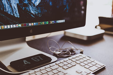 computer, tastiera, Mela, elettronica, moderno, tecnologia, attività commerciale, ufficio, scuola, lavoro, scrivania, tavolo, formazione scolastica, sfocatura, tecnologia wireless, connessione, comunicazione, attrezzatura informatica, schermo del computer, nessuno, in casa, Internet, rete di computer, tastiera del computer, avvicinamento, mobilia, natura morta, il computer portatile, computer fisso, tasto del computer, 5K, CC0, dominio pubblico, privo di copyright
