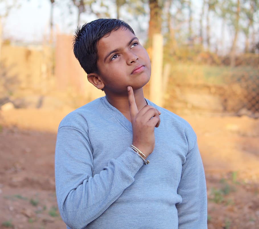 expressió facial, confon, pensar, emoció, pensament infantil, fons de pantalla infantil, un nen gros, nens somiant, imatge de somni, persona somiada, una persona, centrar-se en primer pla, mirant, estils de vida, persones reals, mirant cap a fora, activitat d'oci, cintura cap amunt, vista frontal, roba casual, de peu, retrat, contemplació, arbre, dia, adult jove, nois, dia somiant, nen, terra, a l'aire lliure, nois adolescents, adolescent, adolescència, nen pre-adolescent, 2K
