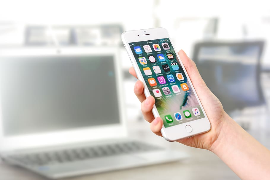 persona, celebració, plata iphone 7, mòbil, dispositiu, electrònica, mà, iphone, portàtil, telèfon, pantalla, smartphone, tecnologia, pantalla tàctil, sense fils, tecnologia sense fils, mà humana, comunicació, connexió, part del cos humà, ordinador, Internet, xarxa d’ordinadors, una persona, elecció, centrar-se en primer pla, dispositiu d’informació portàtil, primer pla, telèfon mòbil, control, telèfon intel·ligent, comprar, modern, aplicació per a mòbils, polsador, consumisme, 5K