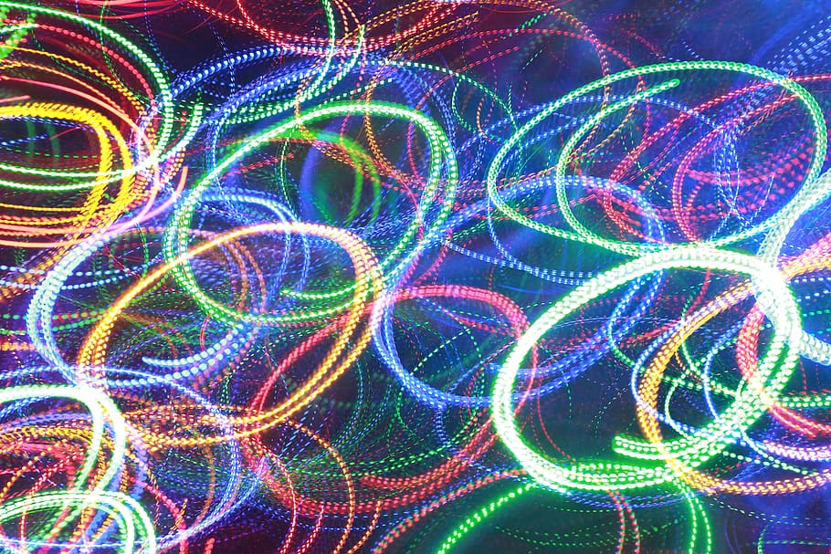 osvětlení, světlo, vzor, koberec, ornament, fraktální, neon, nachový, barvitý, duha hued, cetky., kruhy, brilantní, hloubka, náramky, vrstev, abstraktní, vícebarevný, elektronika, obrazovka, vícebarevné, svítí, dlouhé expozice, nikdo, pohyb, řeřavý, celý rám, pozadí, technologie, noc, složitost, světlo stezka, spojení, světlo - přírodní jev, tvořivost, světelný obraz, rozmazaný pohyb, osvětlovací zařízení, 5K