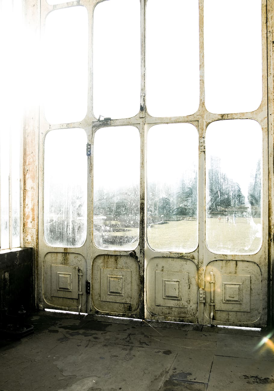 geam din sticlă transparentă, fereastră, sticlă - material, zi, nici o persoana, în interior, transparent, arhitectură, natură, abandonat, construită, vechi, absență, lumina soarelui, clădire, cer, învechit, transport, camera de zi, gol, 5K