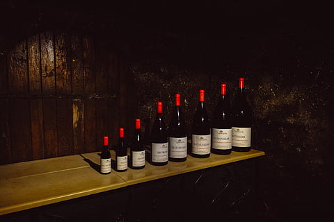 assorteret, vinflasker, bord, flaske, træ - materiale, i en række, arrangement, indendørs, beholder, ingen mennesker, stilleben, side om side, stor gruppe af objekter, valg, alkohol, bestille, vinflaske, variation, forfriskning, tæt på, drikke, vin, 5K, CC0, offentligt domæne, royaltyfrie