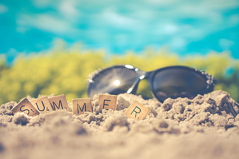 makrofotografering, sort, solbriller, sand, dagslys, landskab, afspejling, sandstrand, scrabble, jord, sommer, sommer vibes, sommertid, sol, ferie, selektiv fokusering, ingen mennesker, natur, tekst, dag, strand, sollys, tæt på, vestlige script, briller, stilleben, udendørs, mode, kærlighed, blå, fokus på forgrunden, meddelelse, personlige tilbehør, overflade niveau, 5K, CC0, offentligt domæne, royaltyfrie