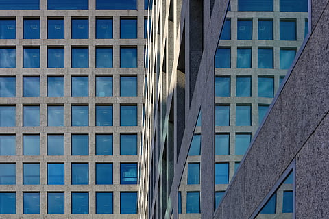 bygning, facade, mønstre, vindue, glas, afspejling, blå, sten-, gentagelse, arkitektur, skygge, bygget struktur, bygning udvendig, ingen mennesker, fuld ramme, by, mønster, dag, glas - materiale, moderne, kontor, lav vinkel visning, kontorbygning udvendig, udendørs, baggrunde, i en række, skyskraber, 8K, CC0, offentligt domæne, royaltyfrie