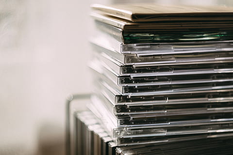 pile, assorti, étuis cd, brouiller, Cas, cds, Les données, éducation, faits, à l'intérieur, connaissance, bibliothèque, lumière, la musique, recherche, nature morte, Stock, empiler, fermer, personne, mise au point sélective, se concentrer sur le premier plan, affaires, grand groupe d'objets, La technologie, métal, équipement ménager, couleur noire, abondance, groupe d'objets, intérieur de la maison, culture artistique et divertissement, absence, couleur argentée, 5K, CC0, domaine public, libre de droits