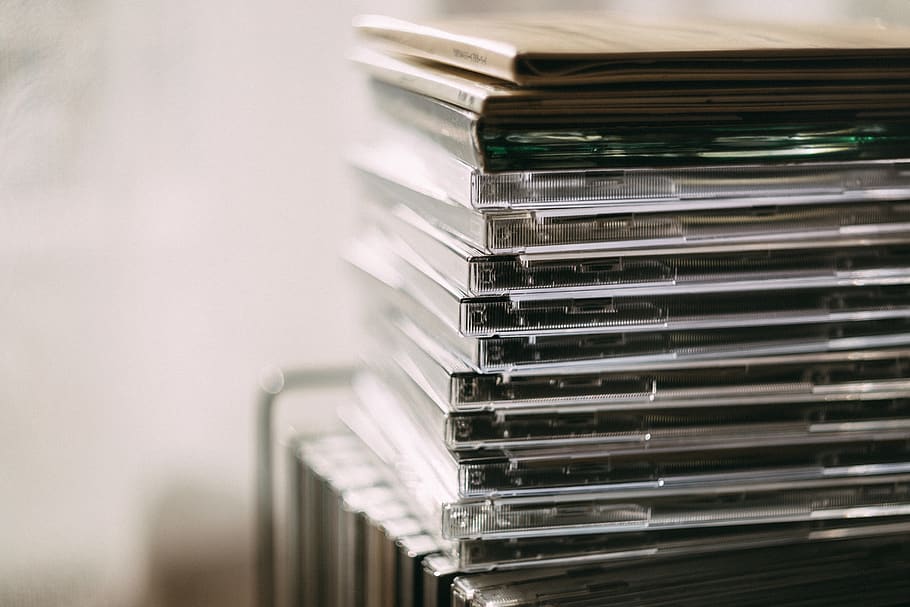 pila, assortit, casos de cd, borrós, cas, cds, dades, educació, fets, a l'interior, coneixement, biblioteca, llum, música, recerca, natura morta, estoc, primer pla, cap gent, enfocament selectiu, centrar-se en primer pla, negocis, gran grup d'objectes, tecnologia, metall, equipament per a la llar, color negre, abundància, grup d'objectes, interior de casa, cultura i entreteniment artístic, absència, color plata, 5K