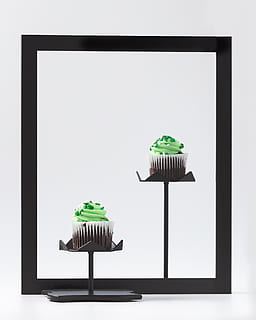 cremallera negra, color verd, higiene, a l'interior, cap gent, neteja, còpia espai, natura morta, tir de l'estudi, cupcake, marc, escombra, pastís, feines de casa, fons blanc, primer pla, color negre, funció de construcció de parets, objectes fets per l’home, netejar, 2K, CC0, domini públic, lliure de regalies