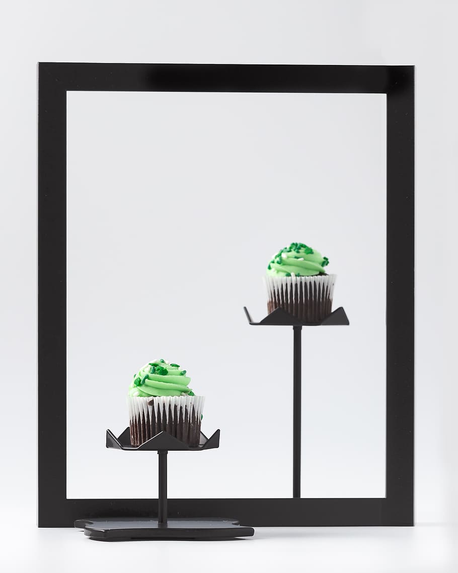 cremallera negra, color verd, higiene, a l'interior, cap gent, neteja, còpia espai, natura morta, tir de l'estudi, cupcake, marc, escombra, pastís, feines de casa, fons blanc, primer pla, color negre, funció de construcció de parets, objectes fets per l’home, netejar, 2K