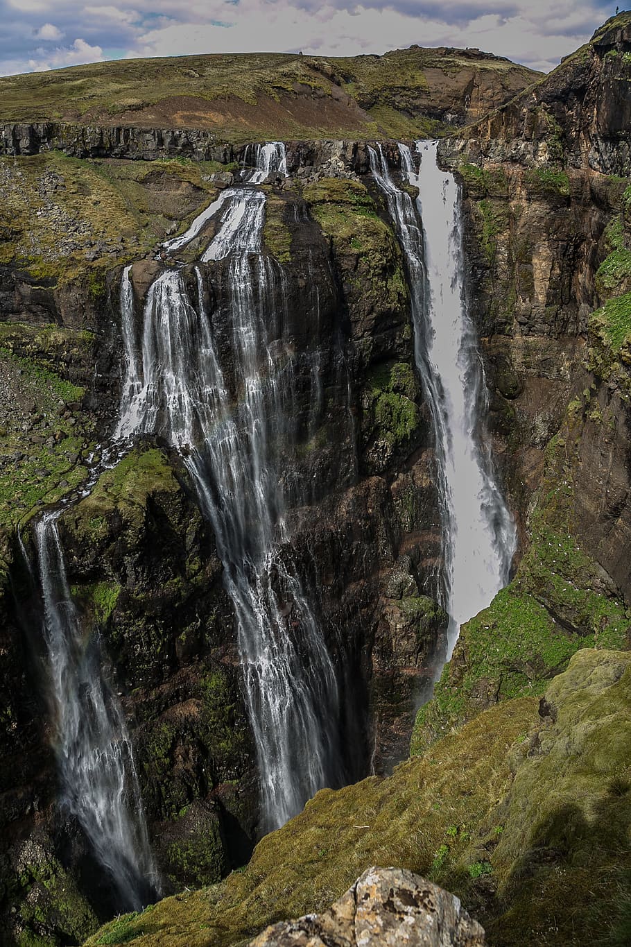 fotografia de natura, caiguda d’aigua, penya-segats, la llum del dia, medi ambient, herba, paisatge, exposició llarga, muntanyes, naturalesa, a l'aire lliure, roques, escènic, lapse de temps, aigua, cascades, escenics - natura, bellesa a la natura, cascada, escena no urbana, aigua que flueix, rock, moviment, sòlid, rock - object, formació de roca, terra, dia, cap gent, moviment borrós, planta, poder a la natura, que flueix, 2K
