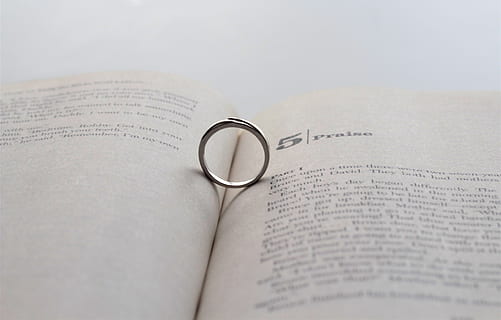 bague argentée, ouvert, livre, bague, papier, mariage, Alliance, bijoux, fête, texte, amour, nature morte, fermer, un événement, personne, deux objets, document, événements de la vie, émotion positive, émotion, à l'intérieur, unité, 4K, CC0, domaine public, libre de droits