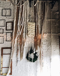 lichten, frames, decor, interieur, muur, muur - bouwfunctie, architectuur, geen mensen, ingebouwde structuur, stenen muur, steen, dag, binnenshuis, gebouw, oud, venster, opknoping, beschadigde, creativiteit, patroon, kunst en ambacht, detailopname, 2K, CC0, publiek domein, royaltyvrij