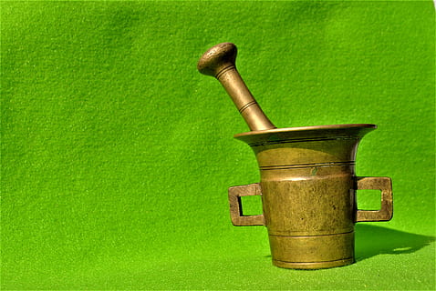 cose, cosa, mortaio, metallo, bronzo, verde, colore verde, nessuno, natura morta, sfondo colorato, in casa, avvicinamento, caratteristica della parete, singolo oggetto, sfondo verde, girato in studio, copia spazio, vecchio, cibo e bevande, attrezzatura da giardinaggio, annaffiatoio, attrezzatura, in stile retrò, 4K, CC0, dominio pubblico, privo di copyright
