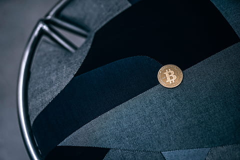 skinner, forgyldt, fysisk, Bitcoin, sort, grå, struktur, stol., ingen mennesker, finansiere, tæt på, mønt, indendørs, forretning, geometrisk form, studio skud, cirkel, rigdom, form, enkelt objekt, metal, høj vinkel visning, betalingsmiddel, stilleben, tekst, skygge, emotion, sort baggrund, 5K, CC0, offentligt domæne, royaltyfrie