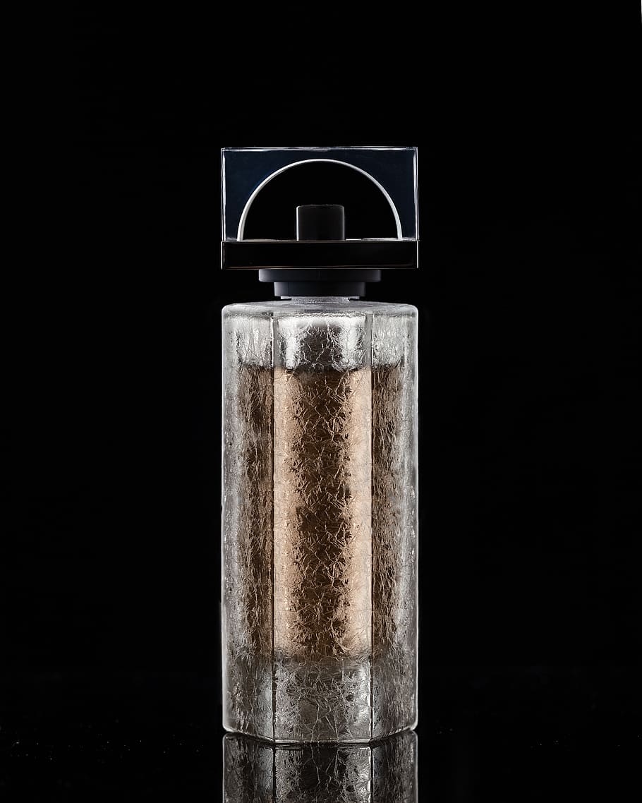 flacone spray marrone, sfondo nero, girato in studio, in casa, singolo oggetto, avvicinamento, nessuno, contenitore, ritagliare, copia spazio, vetro - materiale, cibo e bevande, trasparente, natura morta, cibo, due oggetti, questioni sociali, rinfresco, tecnologia, 4K