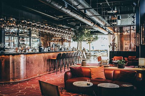 tom restaurant, arkitektur, bygget struktur, innendørs, virksomhet, ingen folk, mat og Drikke, sete, dag, bord, bygning, restaurant, container, by, potteplante, natur, fravær, mat, 5K, CC0, offentlig domene, opphavsrett gratis