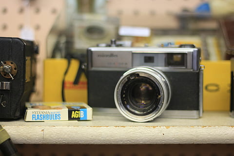 càmera, tecnologia, equipament, antiguitat, vell, rentadora, a l'interior, maquinària, primer pla, cap gent, temes de fotografia, centrar-se en primer pla, aparell, càmera - equip fotogràfic, equipament per a la llar, estil retro, natura morta, bugaderia, indústria, grup d'objectes, música, cultura i entreteniment artístic, 5K, CC0, domini públic, lliure de regalies