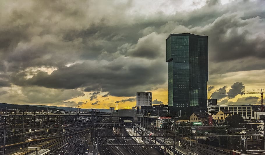 edifici, rail, cel, tren, edificis, color, núvols, torre principal, zurich, suïssa, núvol - cel, arquitectura, estructura construïda, exterior de l'edifici, ciutat, exterior d’edifici d’oficines, gratacels, modern, paisatge urbà, núvol de tempesta, oficina, transport per ferrocarril, tempesta, naturalesa, transport, cap gent, vies del ferrocarril, a l'aire lliure, pista, districte financer, 4K