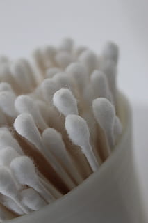 q-tips, biały, studio strzał, zbliżenie, wewnątrz, selektywne skupienie, martwa natura, żadnych ludzi, biały kolor, duża grupa obiektów, miękkość, jedzenie, jedzenie i picie, białe tło, grupa obiektów, obfitość, włókienniczy, prostota, higiena, słodkie jedzenie, Pielęgnacja ciała, cukierek, przekąska, 5K, CC0, domena publiczna, darmowe zdjęcia