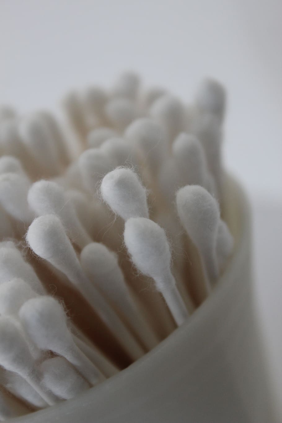 q-tips, blanc, tir de l'estudi, primer pla, a l'interior, enfocament selectiu, natura morta, cap gent, Color blanc, gran grup d'objectes, suavitat, menjar, menjar i beguda, fons blanc, grup d'objectes, abundància, tèxtil, senzillesa, higiene, menjar dolç, cura del cos, caramels, berenar, 5K