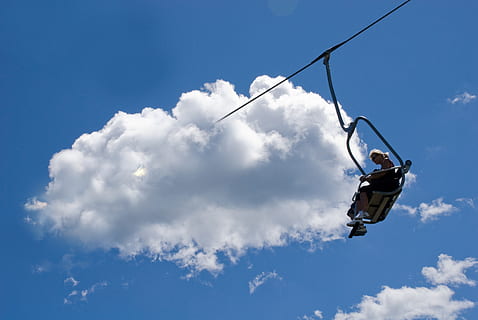 nube, nuage, rêve, nuvola - cielo, cielo, movimento, una persona, natura, sport, giorno, lunghezza intera, Inquadratura dal basso, mezz'aria, attività di svago, blu, mezzi di trasporto, all'aperto, luce del sole, stili di vita, la libertà, braccia alzate, parte del corpo umano, braccio umano, arto umano, 4K, CC0, dominio pubblico, privo di copyright
