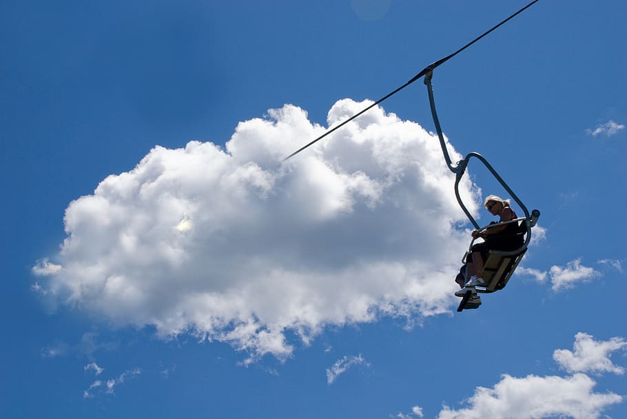 nube, nuage, rêve, nuvola - cielo, cielo, movimento, una persona, natura, sport, giorno, lunghezza intera, Inquadratura dal basso, mezz'aria, attività di svago, blu, mezzi di trasporto, all'aperto, luce del sole, stili di vita, la libertà, braccia alzate, parte del corpo umano, braccio umano, arto umano, 4K