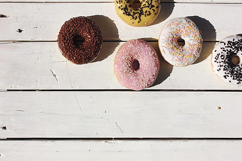 fie donuts, menjar i beguda, material de fusta, menjar, directament a sobre, taula, frescor, donut, menjar dolç, a l'interior, dolç, al forn, cap gent, llest per menjar, indulgència, natura morta, postres, vista d’angle alt, fruita, alimentació saludable, variació, temptació, 5K, CC0, domini públic, lliure de regalies