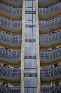 Deutschland, Berlin, Gebäude, die Architektur, gebaute Struktur, Gebäudehülle, keine Leute, Muster, modern, Wiederholung, Tag, Flachwinkelansicht, Vollbild, Fenster, Stadt, Hintergründe, in einer Reihe, draußen, architektonisches Merkmal, Design, Bürogebäude außen, Wohnung, direkt darunter, 4K, CC0, gemeinfrei, lizenzfrei