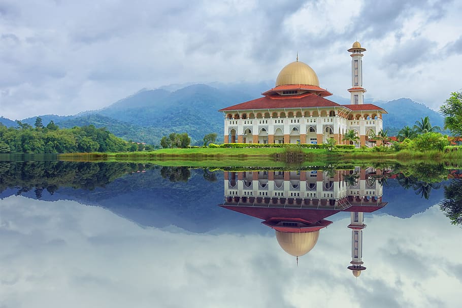 Weiß, rot, Haus, reflektieren, Karosserie, Wasser, Blau, Himmel, die Architektur, Gebäude, Wolken, Tageslicht, tagsüber, Kuppel, Garten, Gras, Islam, Seeufer, Wahrzeichen, Landschaft, Minarett, Moschee, Berg, Reflexionen, Religion, szenisch, Bäume, wolke - himmel, gebaute Struktur, Gebäudehülle, Reflexion, Glauben, Ufergegend, Natur, Anbetungsstätte, Spiritualität, Reiseziele, Tourismus, See, keine Leute, draußen, Luxus, 2K