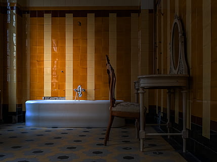 stanza vuota, mobilia, architettura, in casa, posto a sedere, sedia, struttura costruita, vuoto, assenza, stanza domestica, nessuno, finestra, costruzione, letto, tenda, rilassamento, interno di casa, pavimentazione, illuminato, tavolo, luce del sole, 4K, CC0, dominio pubblico, privo di copyright