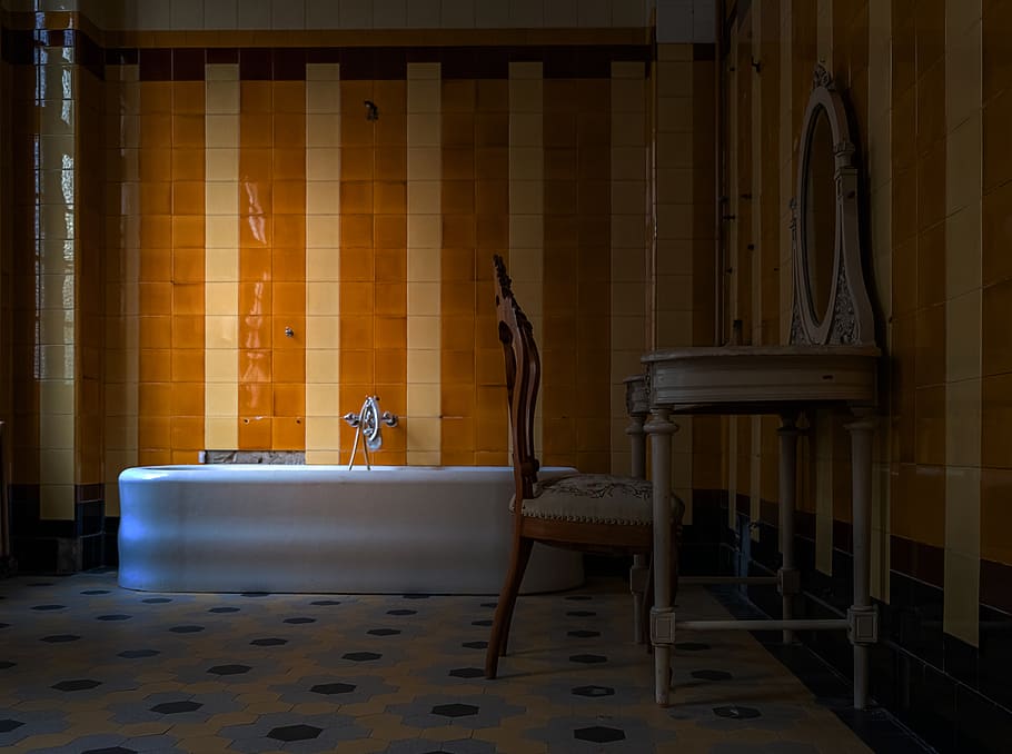 stanza vuota, mobilia, architettura, in casa, posto a sedere, sedia, struttura costruita, vuoto, assenza, stanza domestica, nessuno, finestra, costruzione, letto, tenda, rilassamento, interno di casa, pavimentazione, illuminato, tavolo, luce del sole, 4K
