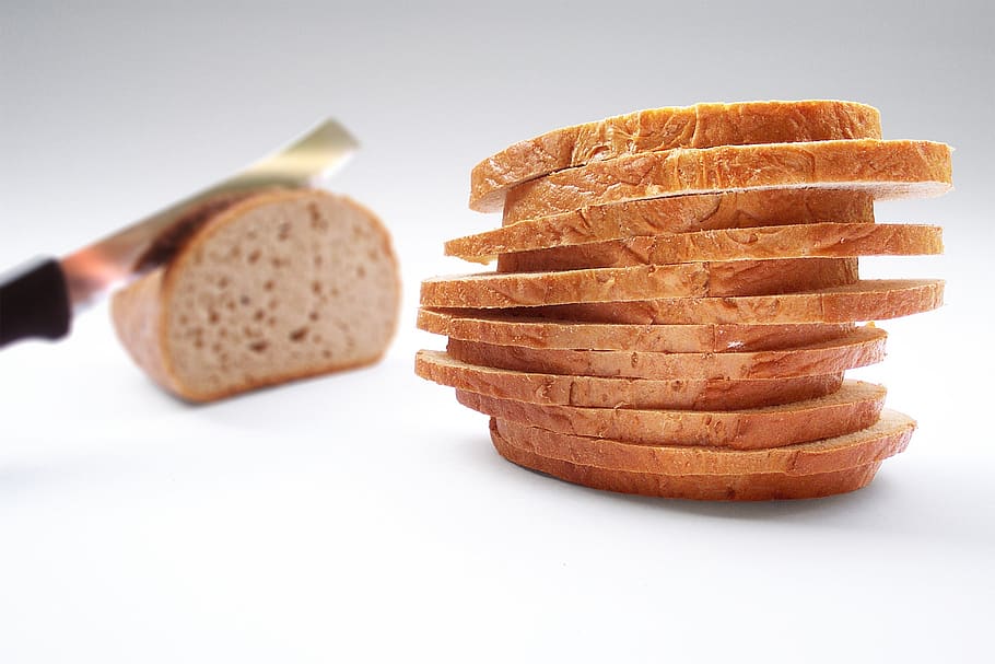 pila, Grano, affettato, pane, superiore, bianca, superficie, cibo, macro, fette, cibo e bevande, in casa, al forno, freschezza, natura morta, girato in studio, nessuno, sfondo bianco, avvicinamento, benessere, mangiare sano, spuntino, gruppo di oggetti, cibo dolce, pasto, pronto a mangiare, cibo francese, tentazione, 2K