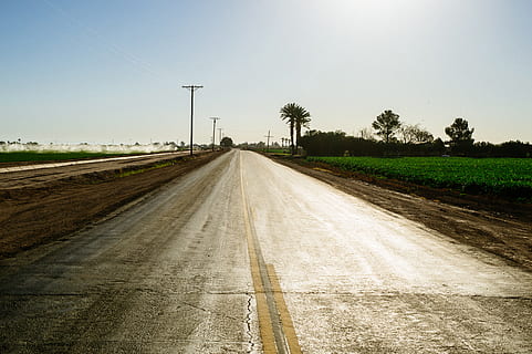 grå vejsti, himmel, vej, transportmidler, træ, plante, natur, landskab, retning, skyfri himmel, miljø, ingen mennesker, Land, landlige scene, grusvej, vejen frem, teknologi, forsvindingspunkt, Mark, landbrug, faldende perspektiv, udendørs, elektricitet, 4K, CC0, offentligt domæne, royaltyfrie