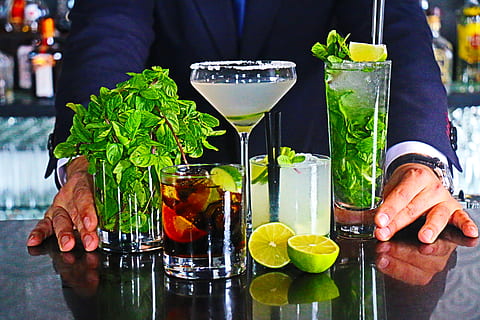qatar, doha, menjar i beguda, alcohol, còctel, beure, vidre, refresc, mà, mà humana, fruita, cítrics, menjar, equipament per a la llar, copa, mojito, full, persones reals, celebració, herba, Lima, secció mitjana, fulla de menta - culinària, barman, safata, 5K, CC0, domini públic, lliure de regalies