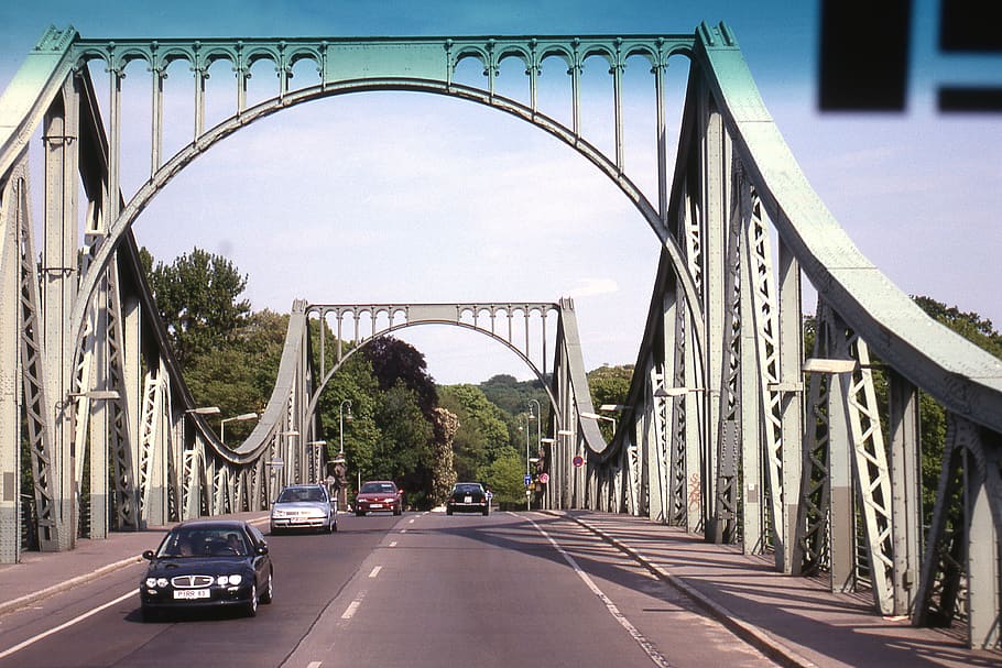 Tyskland, Potsdam, transportmidler, arkitektur, motor køretøj, bil, transportform, vej, bygget struktur, bro, bro - menneskeskabt struktur, himmel, forbindelse, natur, by, land køretøj, bue, hovedvej, træ, skilt, ingen mennesker, retning, vejen frem, udendørs, multiple lane motorvej, 4K