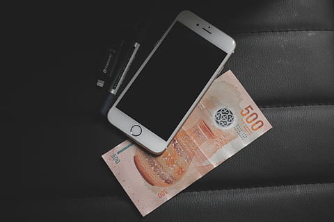 arbejde, undersøgelse, lanse, penge, maldiverne, iphone, pendrive, transcendere, æble, betalingsmiddel, finansiere, papirvaluta, meddelelse, forretning, tæt på, nummer, indendørs, rigdom, stilleben, studio skud, ingen mennesker, smart telefon, teknologi, trådløs teknologi, bærbar informationsenhed, økonomi, høj vinkel visning, forbindelse, sort baggrund, 5K, CC0, offentligt domæne, royaltyfrie