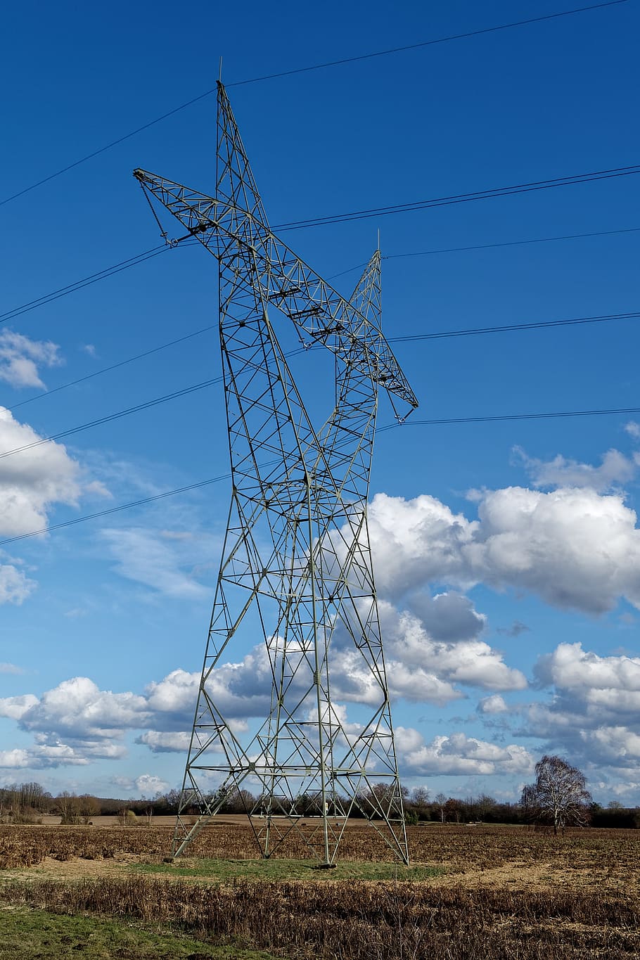 strommast, corrent, piló, electricitat, línia elèctrica, núvols, tecnologia, paisatge, blau, voltatge, reforçar, cel, núvol - cel, camp, generació de combustible i energia, terra, piló d’electricitat, connexió, cap gent, medi ambient, dia, naturalesa, Font d'alimentació, vista d’angle baix, cable, planta, a l'aire lliure, comunicacions globals, equipament elèctric, 2K