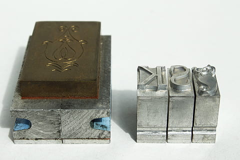 set di piombo, set di mani, cliché, lettere, condurre, lanciare, ottone, stampa del libro, font, tipografia, sistema di stampa, rispecchiato, macro, nessuno, in casa, scatola, avvicinamento, natura morta, metallo, contenitore, scatola - contenitore, girato in studio, vecchio, architettura, trasparente, caratteristica della parete, natura, giorno, tavolo, arte e artigianato, serratura, creatività, color argento, 5K, CC0, dominio pubblico, privo di copyright