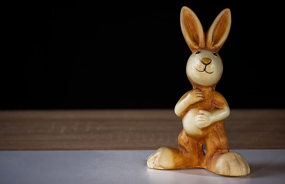 llebre, figura, divertit, Pasqua, decoració, primavera, tema de pasqua, bonic, decoració de pasqua, deco, salutacions de pasqua, color, deco-hase, a l'interior, representació, cap gent, figureta, conill de Pasqua, conill - animal, material de fusta, taula, tir de l'estudi, primer pla, menjar, creativitat, fons negre, animal, art i artesania, menjar i beguda, festa, natura morta, còpia espai, 5K
