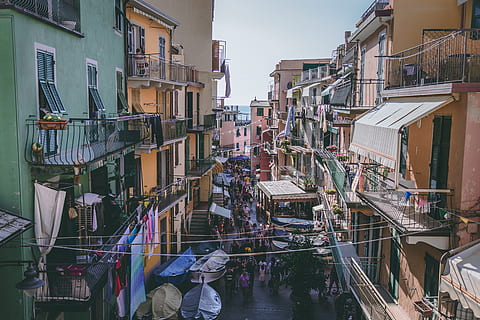 copertină asortată, arhitectură, construită, exteriorul clădirii, clădire, zonă rezidențială, oraș, apă, zi, cer, canal, natură, transport, casă, în aer liber, fereastră, oameni apropiați, mijloc de transport, grup de oameni, malul mării, apartament, 5K, CC0, domeniu public, fără drepturi de autor