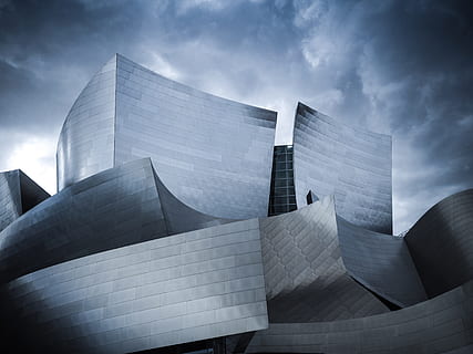 estructura de formigó gris, arquitectura, núvol, edifici, cel, façana, centre de la ciutat, exterior, de gran alçada, fosc, modern, plata, disseny, alumini, gris, tempesta, urbà, temps, walt disney, místic, façana d'alumini, estructura construïda, exterior de l'edifici, ciutat, núvol - cel, dia, cap gent, exterior d’edifici d’oficines, naturalesa, a l'aire lliure, vista d’angle baix, negocis, reflexió, gratacels, vida de ciutat, destinacions de viatge, concret, 4K, CC0, domini públic, lliure de regalies