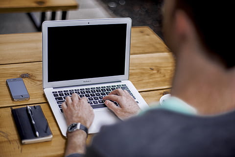 om, utilizând, MacBook Air, tehnologie, calculator, comunicare, laptop, tehnologia fără fir, conexiune, folosind laptopul, om de afaceri, masa, adult, Afaceri, bărbați, lucru, o persoana, vedere din spate, masculi, peste vederea umerilor, birou, tastare, navigarea pe net, afacere noua, 5K, CC0, domeniu public, fără drepturi de autor