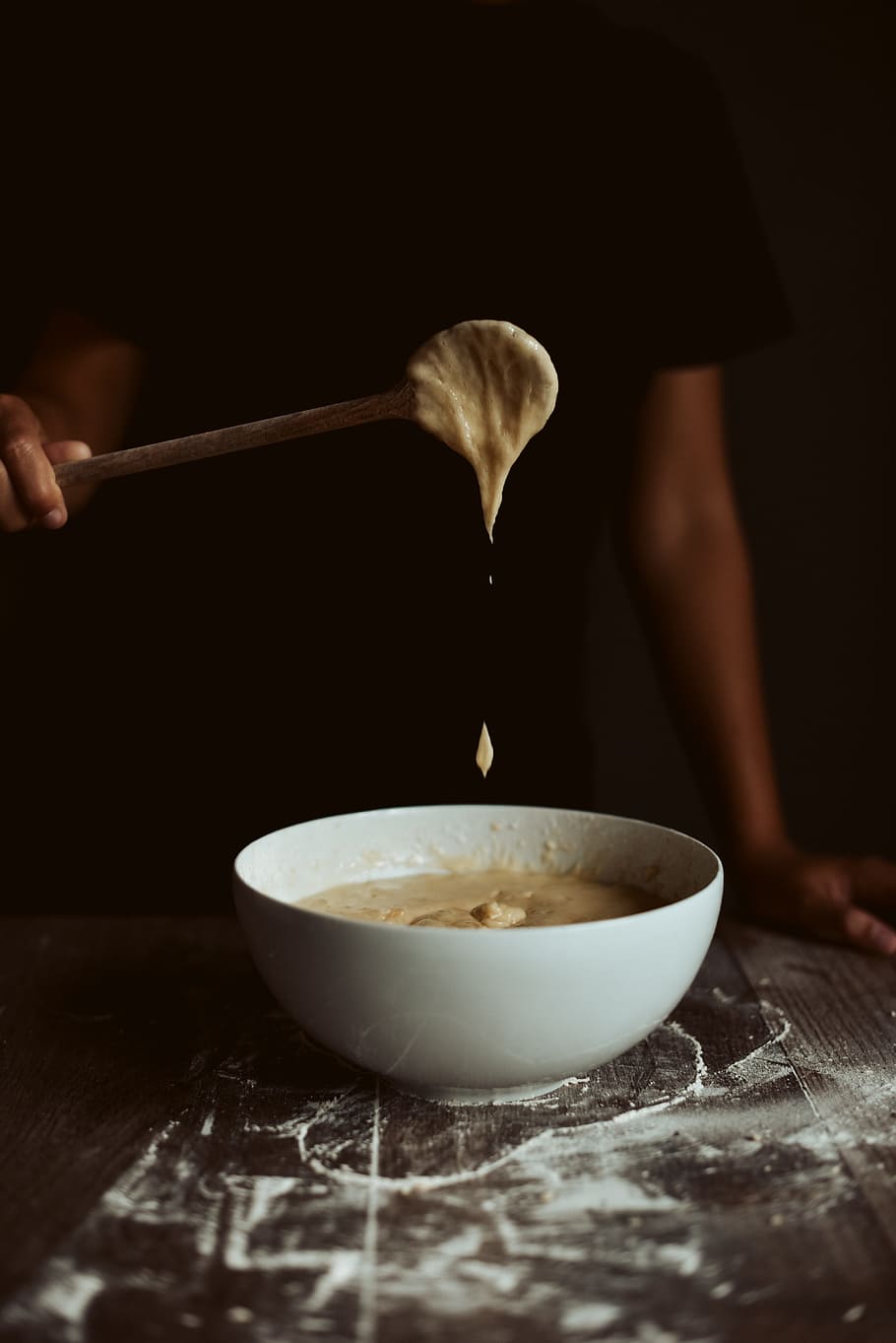 cullera amb persona, pastís, batuda, cullera, fosc, barrejar, fer, tirar, cuina, casolà, cuinar, menjar, farina, mà humana, preparació, material de fusta, taula, massa, ingredient, bol, xef, gent, primer pla, cuina domèstica, cultures, cocció, estri de cuina, frescor, gourmet, menjar i beguda, dones, preparar el menjar, alimentació saludable, fabricació, celebració, a l'interior, aliments crus, persona irreconeixible, 5K
