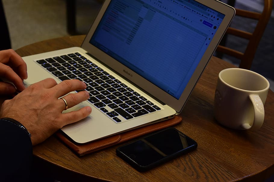 arbejde, computer, bærbar, skrivning, analyse, kaffe, krus, telefon, iphone, vielsesring, fyr, bord, hænder, cafe, teknologi, trådløs teknologi, meddelelse, forbindelse, rigtige mennesker, bruger bærbar computer, bærbar informationsenhed, indendørs, kop, menneskelig hånd, en person, høj vinkel visning, drikke, menneskelig kropsdel, hånd, tastatur, surfer på nettet, finger, 5K